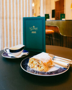 Apfelstrudel mit Vanillesoße