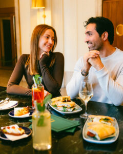 Gerstner Café-Bar-Aperitivo gedeckter Tisch mit Menschen